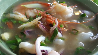 ต้มยำกุ้งปลาหมึกน้ำใส
