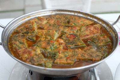 แกงส้มชะอมไข่