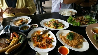 เมนูของร้าน ปลาเผาเขาสลัดได&VeggieHutResort