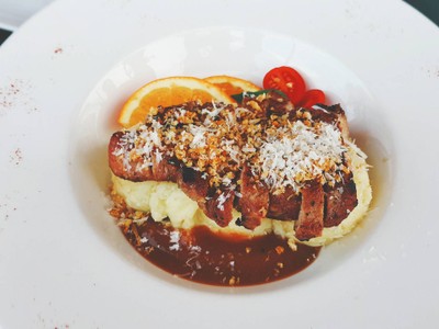 สันคอหมูย่างมันบด