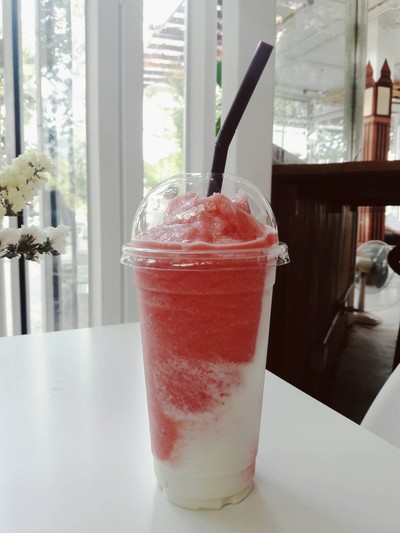 สตรอเบอร์รี่สมูธตี้ใส่โยเกิร์ต(45.-)