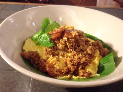 ข้าวไข่นุ่มกะเพราหมูสับกุนเชียง