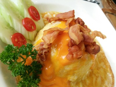 ข้าวไข่ข้นชีสเบคอนกรอบ