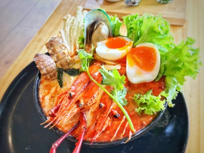มาม่าต้มยำไข่กระฉูดทะเลรวม