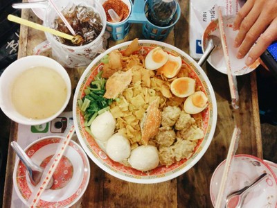 เมนูของร้าน บะหมี่จอมพลัง ตลาดรถไฟรัชดา