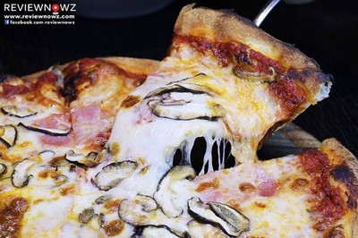 prosciutto e funghi .