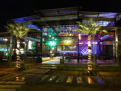 ด้วยโครงสร้างร้านที่กว้างขวางสูงโปร่ง ทำให้ลูกค้ารู้สึกสบาย ไม่อึดอัด