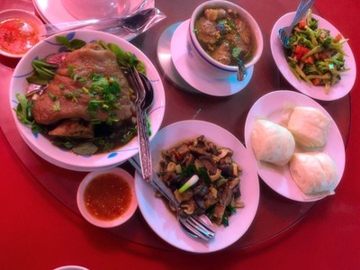 ขาหมูหมั่นโถว