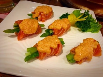 ปลาแซลมอลม้วนราดซอสไข่กุ้ง