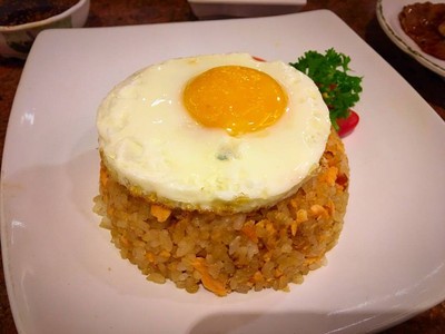 ข้าวผัดปลาแซลมอนไข่ดาว