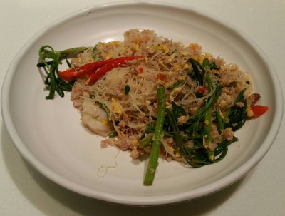 เส้นหมี่ผัดกระเฉด