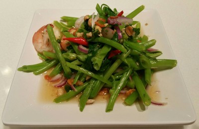 ยำผักบุ้งกุ้งสด