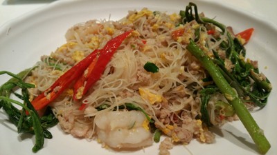 เส้นหมี่ผัดกระเฉด