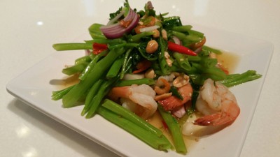 ยำผักบุ้งกุ้งสด