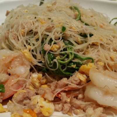 เส้นหมี่ผัดกระเฉด