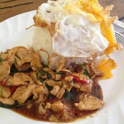 ข้าวกระเพราไก่ไข่ดาว