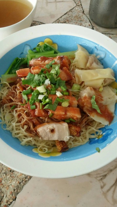 บะหมี่เกี๊ยวแห้งหมูกรอบ