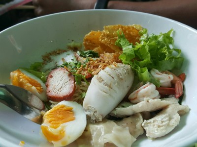 ร้านป้าเล็กกล้วยทอด  ขายทุกอย่างค่ะ ร้านกล้วยทอด ไข่เต่า บ้าบิ่น แซนวิช สลัด กาแฟ