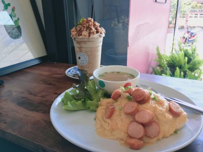 ข้าวไข่ข้น+ไส้กรอก และ ป๊อปคอร์นคาราเมลลาเต้