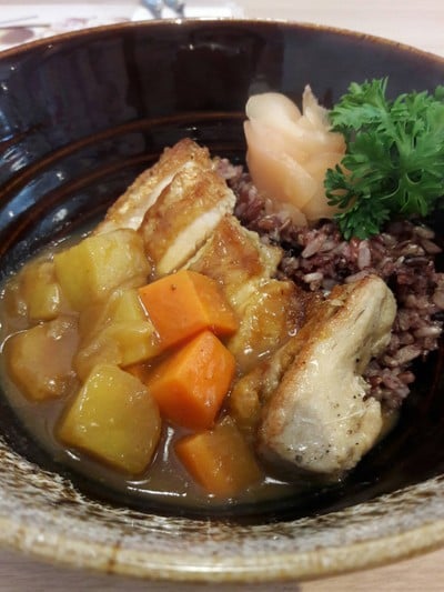 ข้าวกล้องงอกไก่ย่างซอสกะหรี่ญี่ปุ่น 