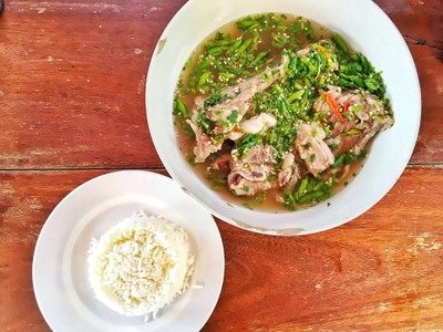 เมนูของร้าน ก๋วยเตี๋ยวหมูต้มยำตำลึงนายเอก หัวหิน