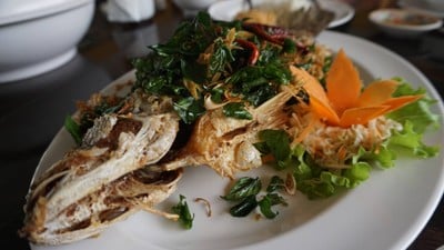 ปลากระพงทอดสมุนไพร