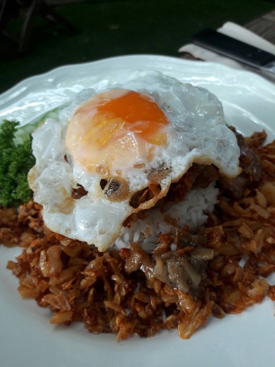 ข้าวสันในหมูกระเทียมไข่เป็ดดาว