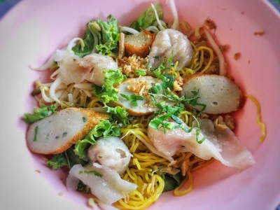 บะหมี่แห้ง เกี๊ยวปลา