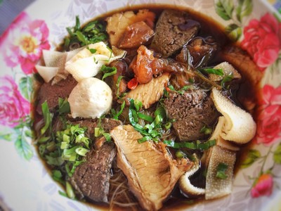 เส้นหมี่น้ำเนื้อตุ๋นทุกอย่าง