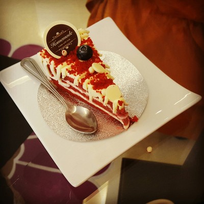 Red velvet cake .