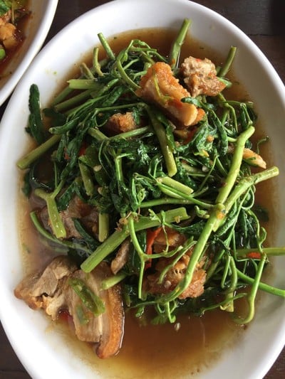 ผัดกะเฉดหมูกรอบ