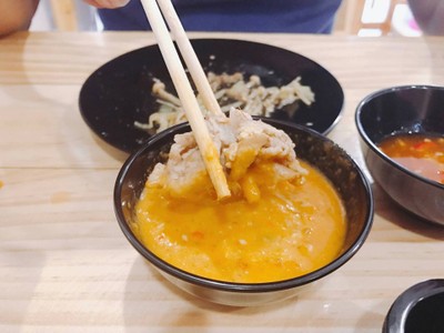 นำหมูร้อนๆมาจิ้มน้ำสุกี้เผ็ด