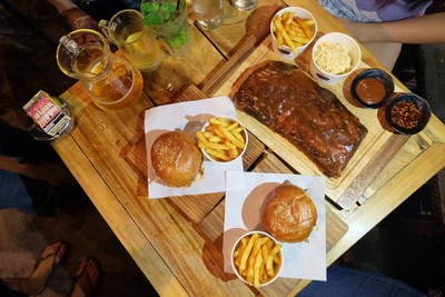 The Smokers Grill & Bar (เดอะสโมคเกอร์กริลล์แอนด์บาร์) ตลาดนัดรถไฟรัชดาภิเษก The Smokers Grill & Bar (เดอะสโมคเกอร์กริลล์แอนด์บาร์) ตลาดนัดรถไฟรัชดาภิเษก