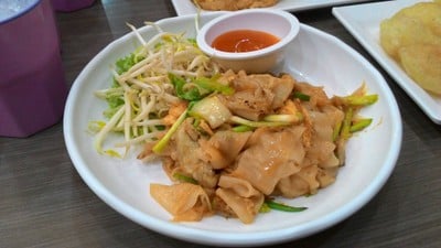 ก๋วยเตี๋ยวคั่วไก่ ไหงกลายเป็นเส้นใหญ่ผัดซอสพริกไปได้ 