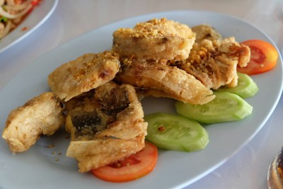 ปลาเนื้ออ่อนทอดกระเทียม