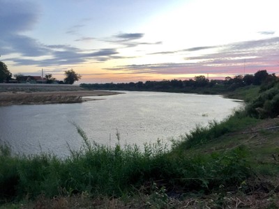 วิวโค้งน้ำหน้าร้าน