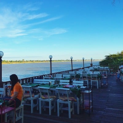 บรรยากาศ ร้านเรือนริมน้ำ