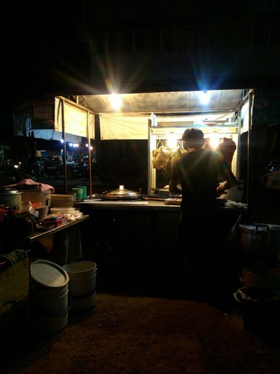 ร้านอยู่ริมถนนเลยครับ