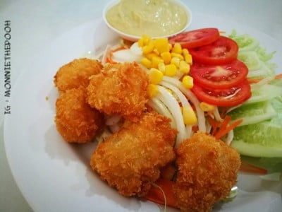 สลัดปลาทอด