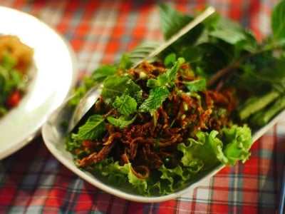 เป็ดฉีกเส้นทอด แล้วน้ำมาทำลาบ อร่อยรสจัดจ้าน