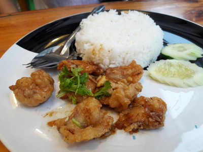 ปลากะพงทอดกระเทียม