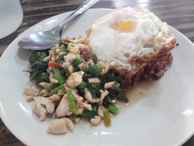 ข้าวกะเพราไก่ไข่ดาว