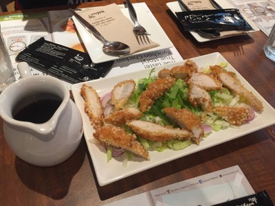 สลัดเนื้ออกไก่ทอด