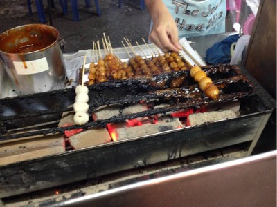 ลูกชิ้นหมูหัวหิน ตลาดโต้รุ่ง