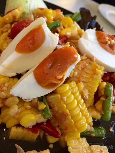 ส้มตำข้าวโพดไข่เค็ม