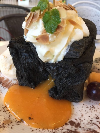 โทสต์ชาโคลลาวาไข่เค็ม