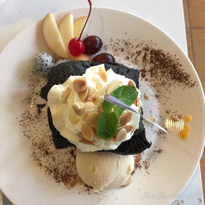 โทสต์ชาโคลลาวาไข่เค็ม