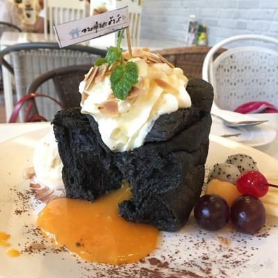 โทสต์ชาโคลลาวาไข่เค็ม