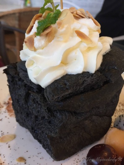 โทสต์ชาโคลลาวาไข่เค็ม