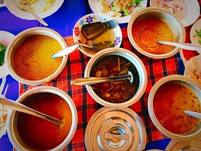 มีน้ำยากะทิ น้ำยาป่า น้ำยากระชาย น้ำยาน้ำพริก น้ำยาใต้ ส่วนปลาดุกต้ม เพิ่ม20ครับ